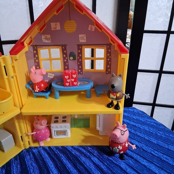 Peppa Pig Red and Yellow House Playset with Car - Picture 11 of 15